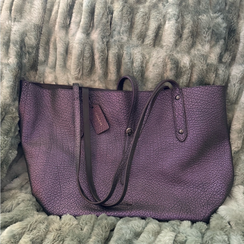 COACH MARKET TOTE IN HOLOGRAM LEATHER DARK GUNMETAL/HOLOGRAM IRIDESCENT